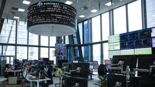Borsa: l'Europa si muove in rosso, spread oscilla su 100 punti