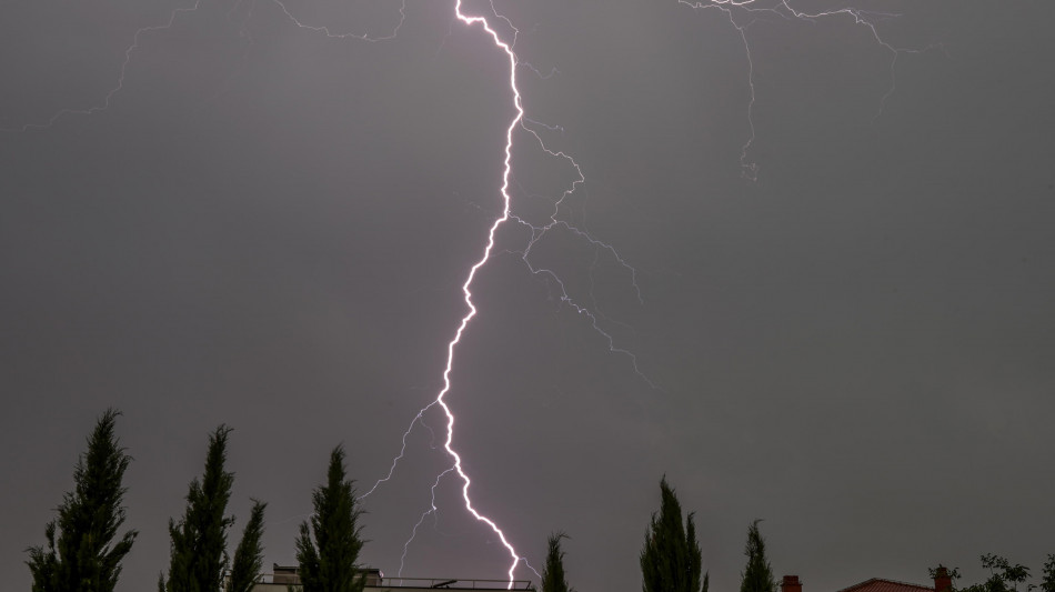 Forte temporale sulla Romagna, grandine e strade allagate