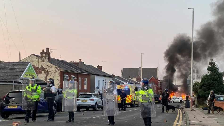 Angleterre: violents affrontements entre policiers et manifestants apr&egrave;s une attaque au couteau