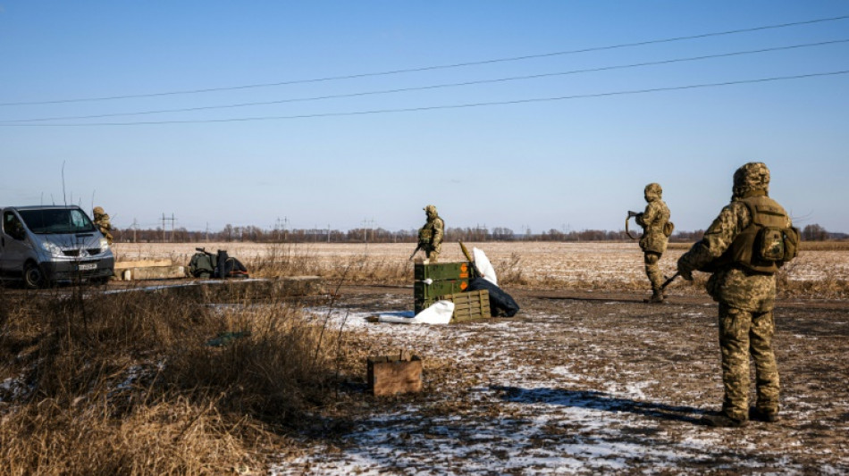Aux portes de Kiev, des soldats ukrainiens guettent l'arriv&eacute;e des Russes