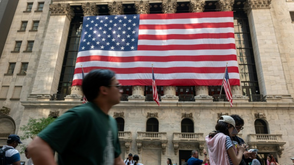 Wall Street ouvre en baisse, les donn&eacute;es sur l'inflation en ligne de mire