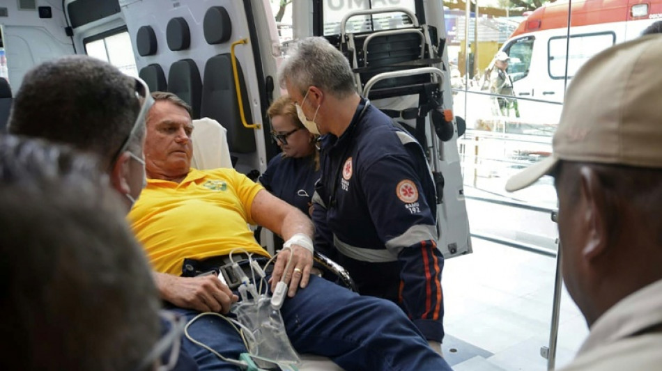 Bolsonaro se encontra 'estável' após ser hospitalizado com 'fortes dores' abdominais