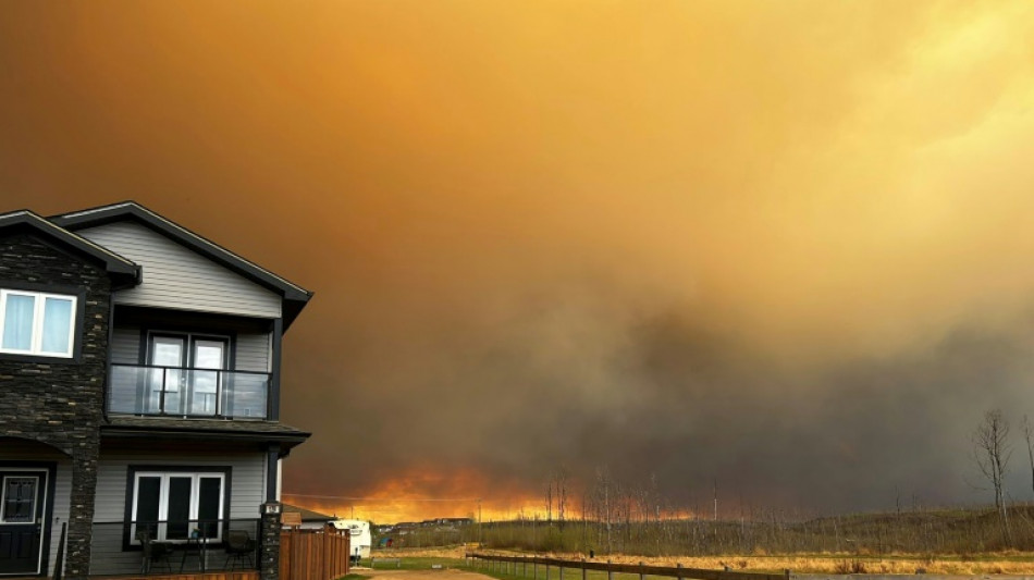 Le feu se rapproche d'une ville p&eacute;troli&egrave;re de l'ouest du Canada