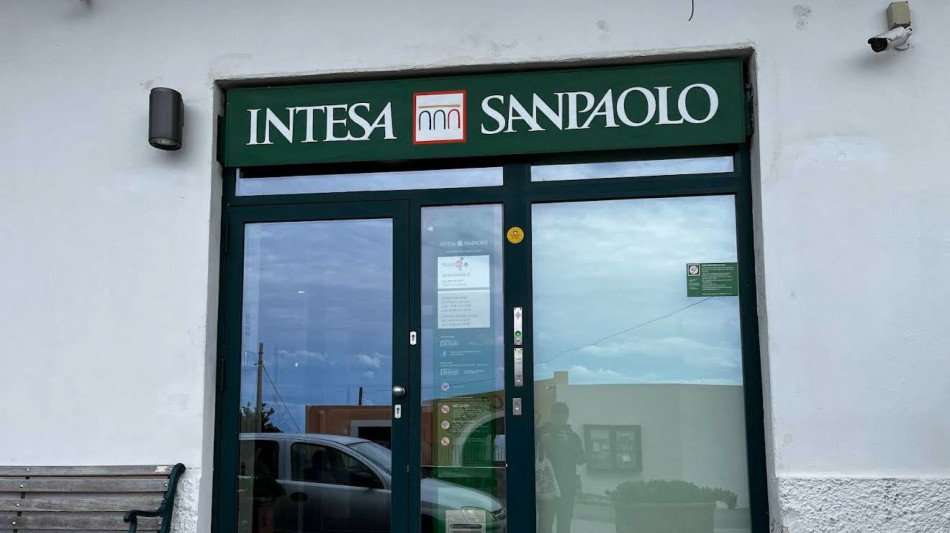A Salina coro di "no" a chiusura filiale bancaria
