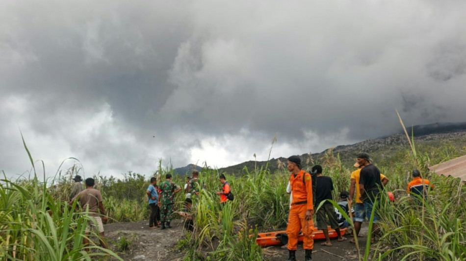 Socorristas de Indonesia recuperan el cuerpo de un excursionista tras erupci&oacute;n volc&aacute;nica