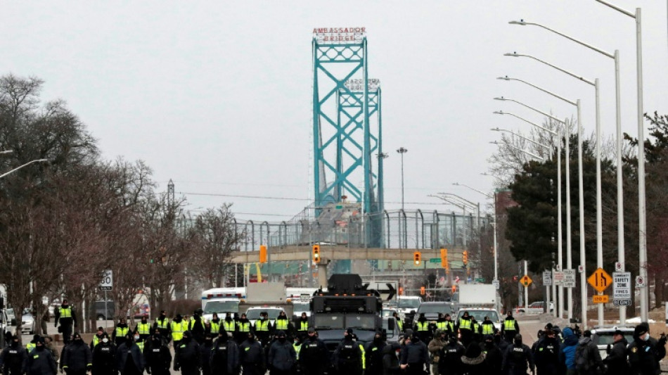 Contestation au Canada: un pont frontalier strat&eacute;gique rouvert, impasse &agrave; Ottawa