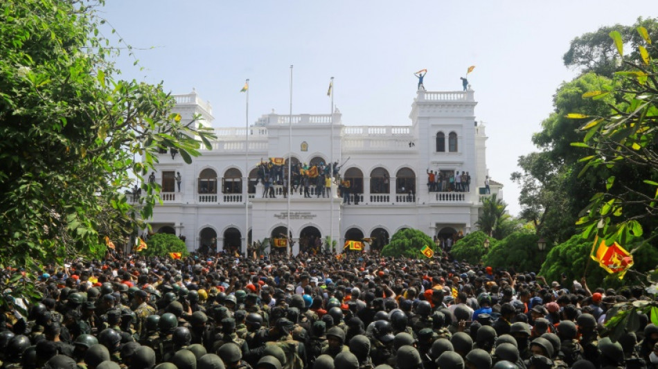 Sri Lanka: des manifestants envahissent les bureaux du Premier ministre apr&egrave;s la fuite du pr&eacute;sident
