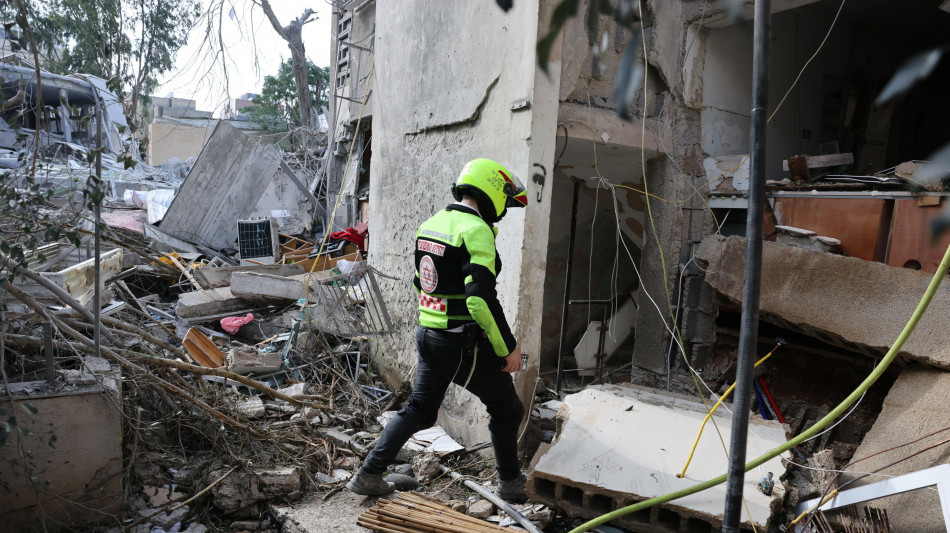 Soccorritori, 2 edifici Tel Aviv rasi al suolo da missile