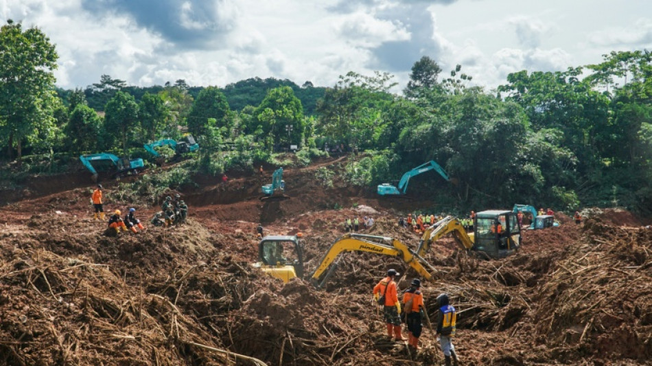 Indon&eacute;sie: 18 morts dans des glissements de terrain, selon un nouveau bilan
