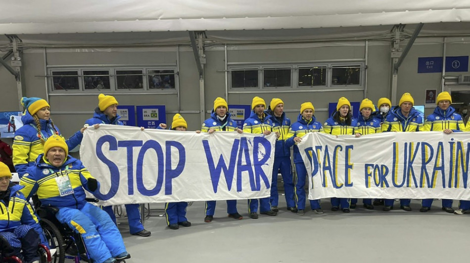 Ukraine mit Anti-Kriegsbanner - Deutschland mit Solidarit&auml;tsaktion