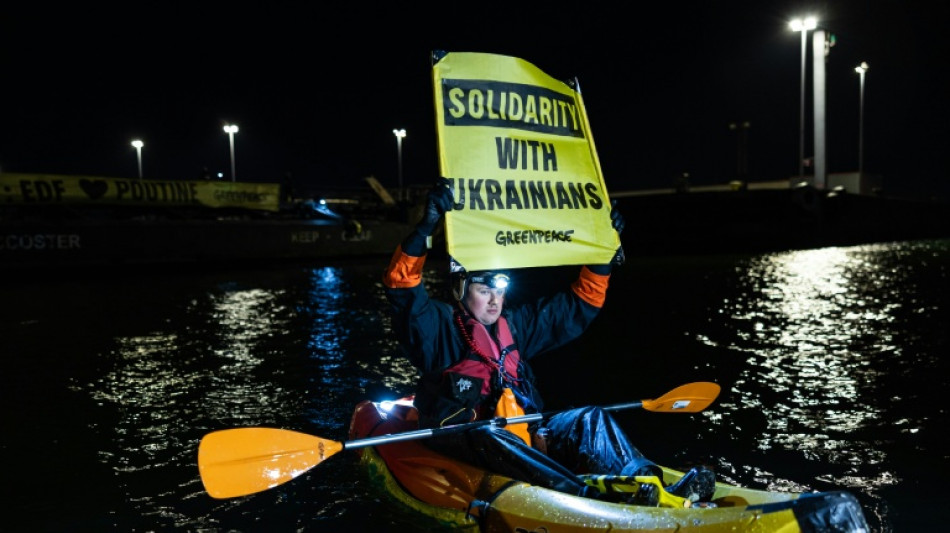 Commerce nucl&eacute;aire France-Russie: 4 militants de Greenpeace en garde &agrave; vue apr&egrave;s le blocage d'un cargo &agrave; Dunkerque 