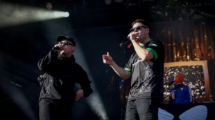 El grupo de rap Kneecap critica la situaci&oacute;n en Gaza durante un concierto en Par&iacute;s