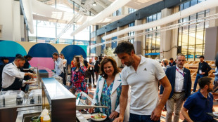 JO: le restaurant des athl&egrave;tes dresse ses premiers couverts