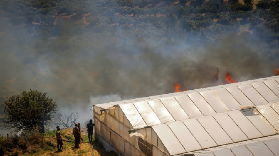 Gr&eacute;cia evacua parte do sub&uacute;rbio de Atenas devido a inc&ecirc;ndio