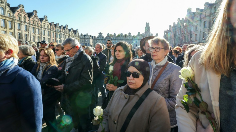 Arras: journ&eacute;e d'hommages, Macron veut un "Etat impitoyable" contre les porteurs de "haine" 