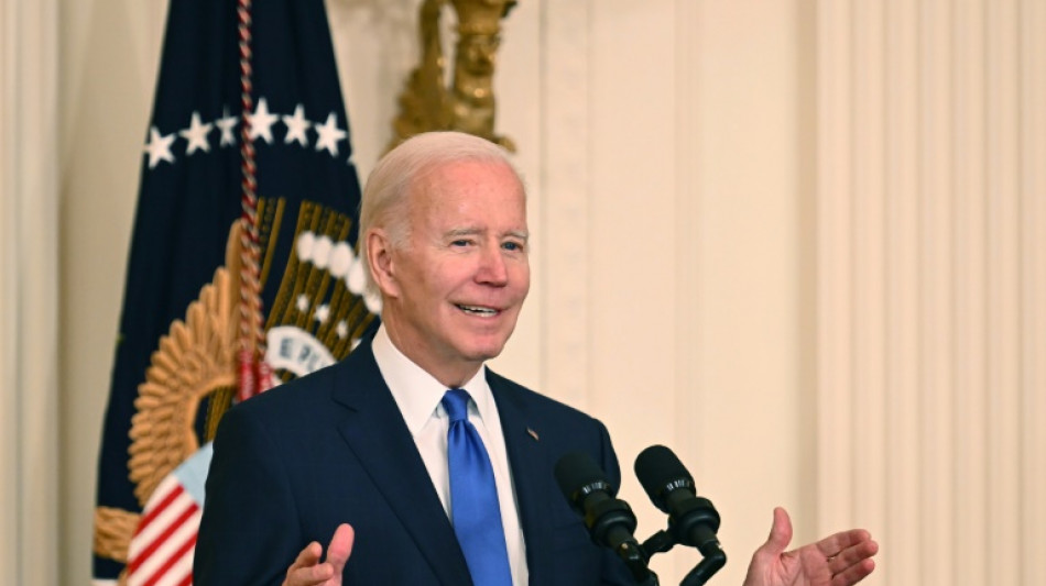 Apr&egrave;s un sombre avertissement sur les imminentes "midterms", Biden repart en campagne