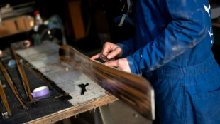 Un ski en bois fabriqu&eacute; dans les Pyr&eacute;n&eacute;es, pari "un peu dingo" d'un passionn&eacute;