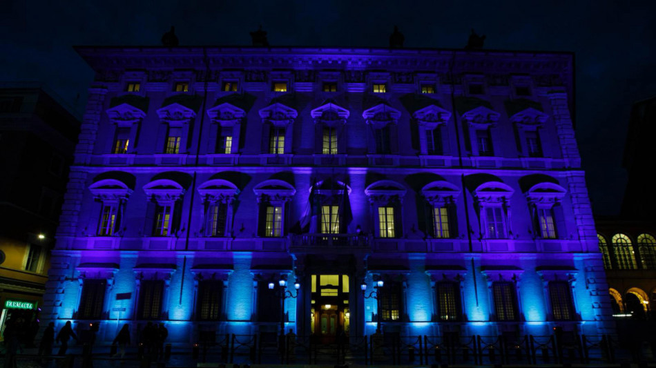 La facciata del Senato si illumina di blu per le vittime civili delle guerre