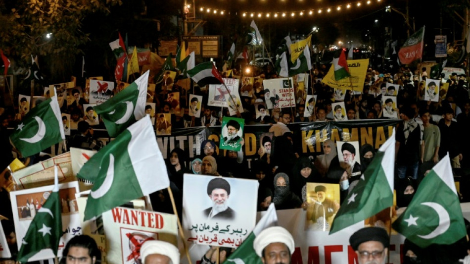 Multitudes tratan de invadir legaciones de EEUU en Irak y Pakist&aacute;n, con ocho muertos en Karachi