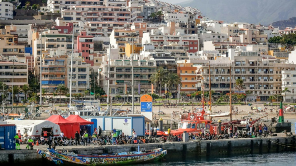 Recuperan 86 migrantes de precaria embarcaci&oacute;n cerca de Canarias