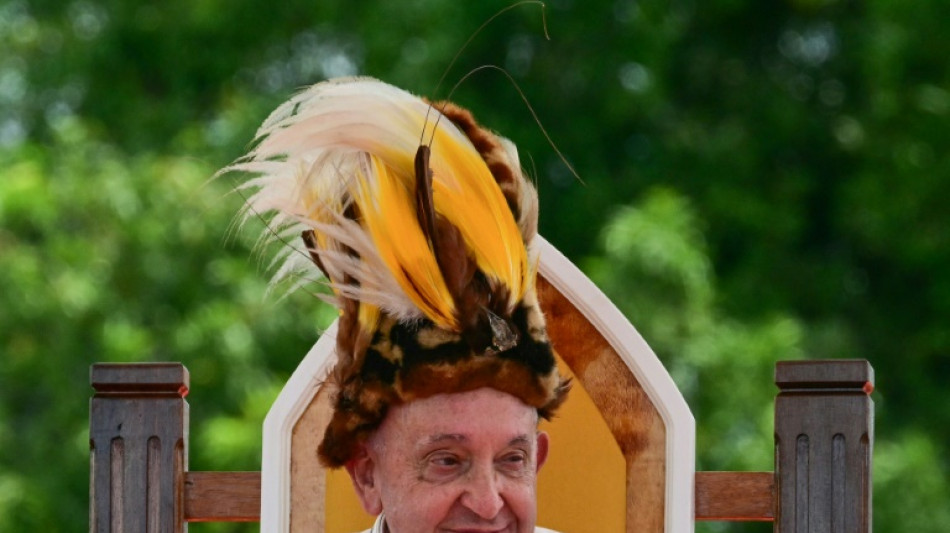 Con un tocado de plumas, el papa encuentra el "Ed&eacute;n" en Pap&uacute;a Nueva Guinea