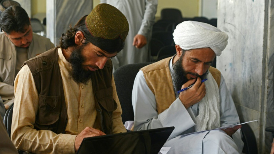 Afghanistan: kalach au vestiaire et cahier ouvert, des talibans reprennent les &eacute;tudes