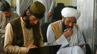 Afghanistan: kalach au vestiaire et cahier ouvert, des talibans reprennent les &eacute;tudes