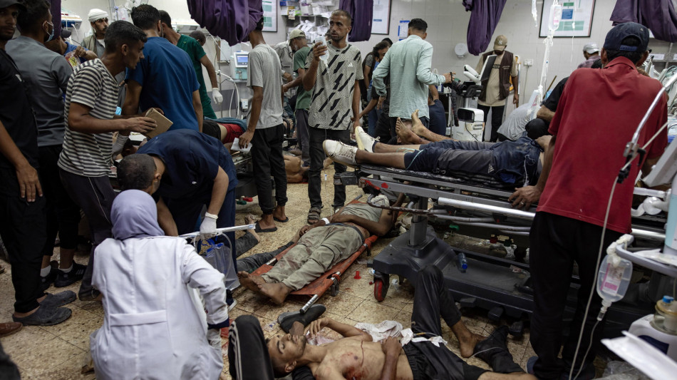 Raid israeliano su Gaza City, bombardato un ospedale