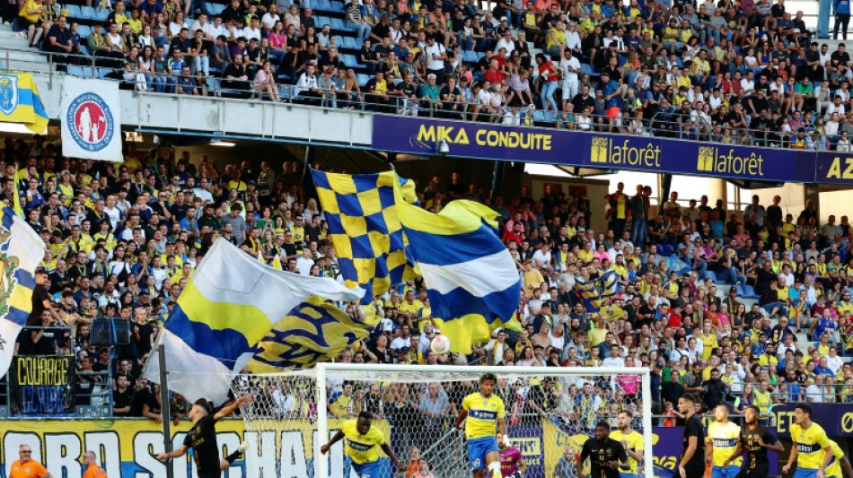 Foot: Sochaux, sauv&eacute; de la faillite, retrouve son public apr&egrave;s un &eacute;t&eacute; de cauchemar