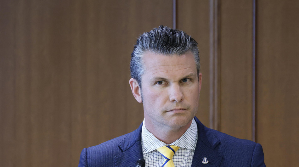 Nyt, Hegseth mand&ograve; chat di guerra anche a moglie e fratello
