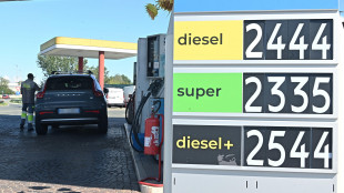 Mini-ritocchi al rialzo per i carburanti, benzina a 2,053 euro al litro