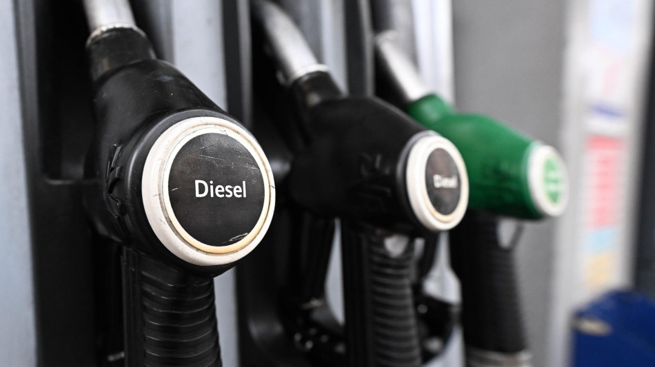 Mimit, prezzo medio benzina a 1,83 euro al litro, gasolio a 2,06 euro