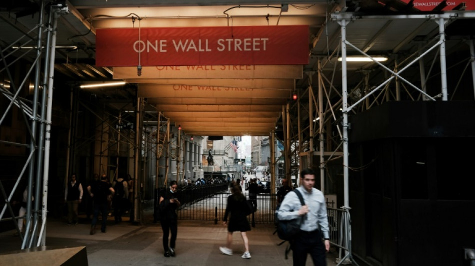 Wall Street ouvre en hausse, s'offre un r&eacute;pit apr&egrave;s une semaine effroyable