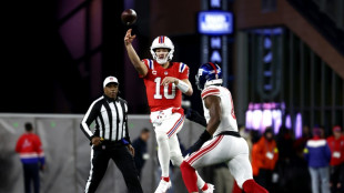 Patriots on brink of playoffs after Giants rout