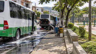 Vecinos denuncian lavado y reparaci&oacute;n de buses en una zona residencial de Cali