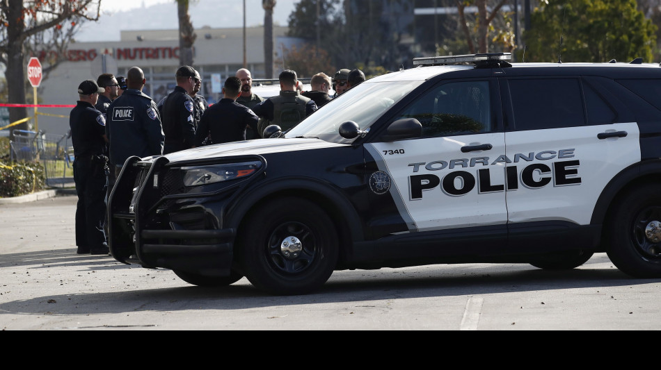 Veicolo contro la folla a Los Angeles, pi&ugrave; di 20 feriti