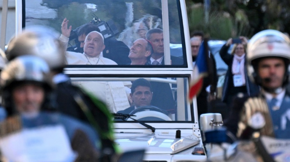 Una multitud recibe al papa en su visita hist&oacute;rica a la isla francesa de C&oacute;rcega