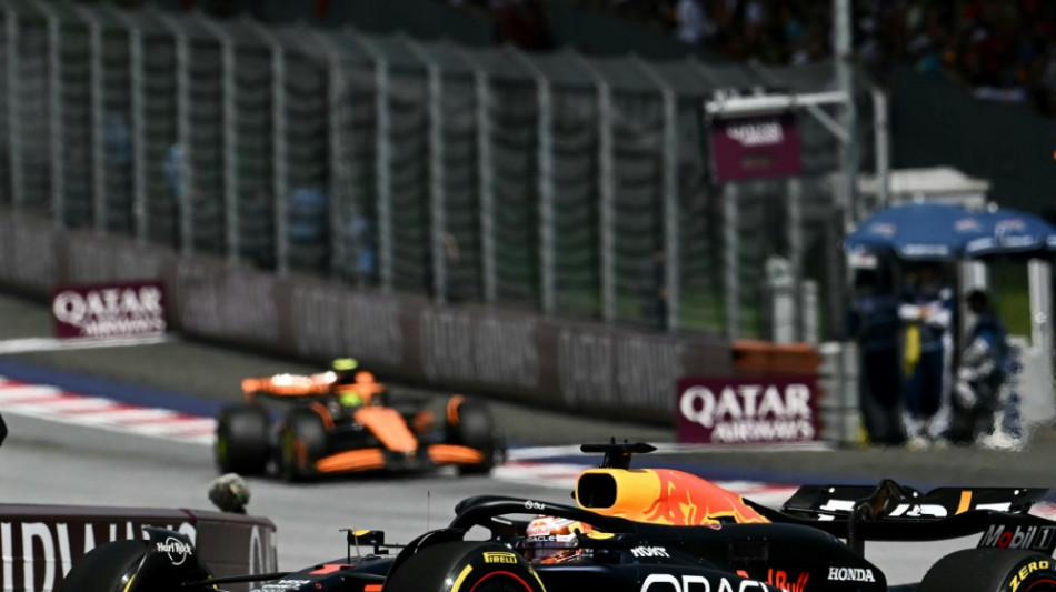 Der gro&szlig;e Knall: Verstappen und Norris crashen, Russell siegt