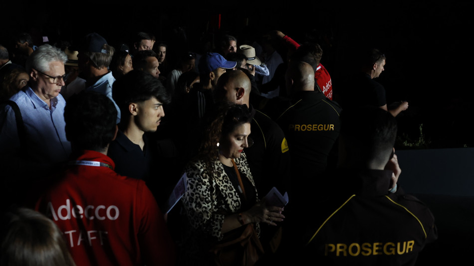 Autorit&agrave; spagnole ai cittadini, restate a casa