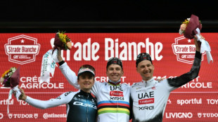 Cyclisme: Pogacar dig&egrave;re sa chute et reste l'ogre des Strade Bianche