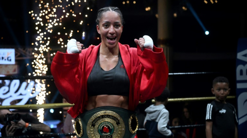 Boxe: Estelle Mossely conserve sa ceinture IBO des poids l&eacute;gers