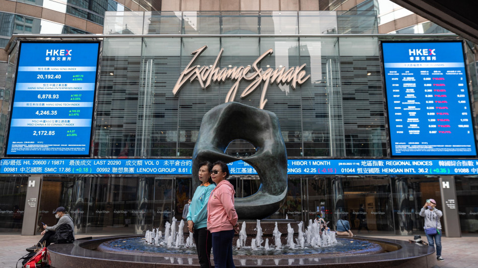 Borsa: Hong Kong tenta il rimbalzo, apre a +1,24%