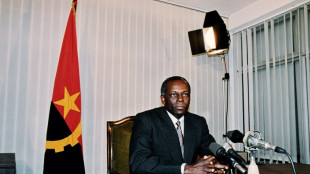 La d&eacute;pouille de l'ex-pr&eacute;sident dos Santos rapatri&eacute;e en Angola