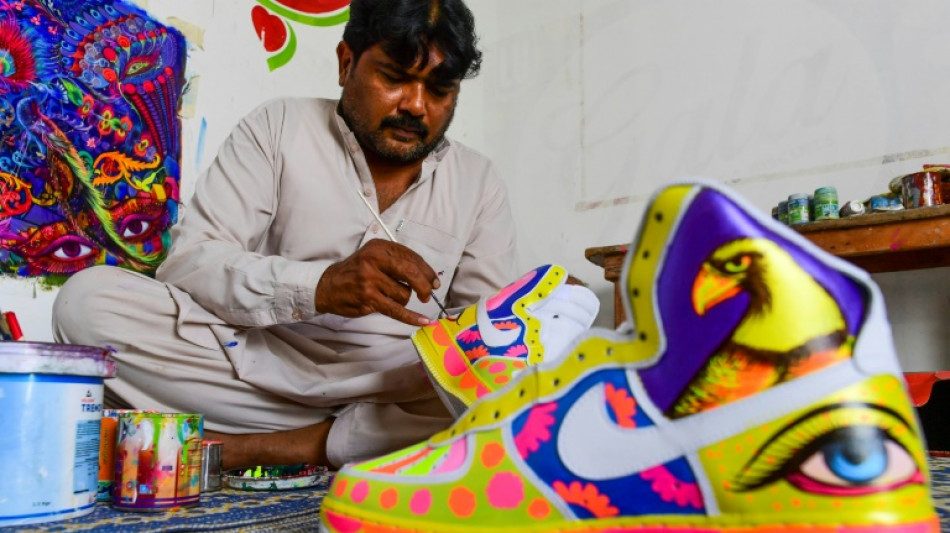 Pakistan: le "truck art" s'&eacute;tale d&eacute;sormais sur les chaussures de sport