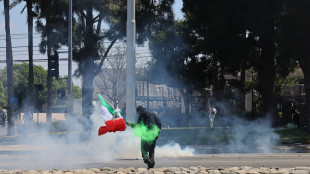 Los Angeles, la polizia usa i gas lacrimogeni