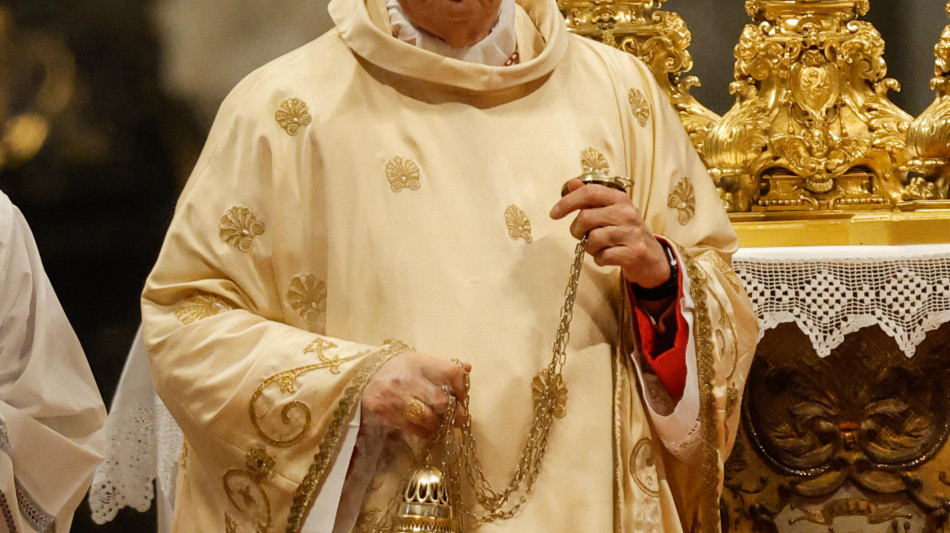 Il protodiacono card.Mamberti pronuncia l'Habemus Papam