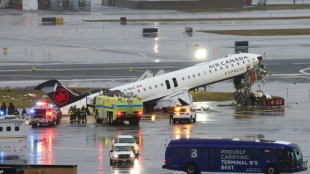 Aeropuerto LaGuardia de Nueva York reabre tras choque mortal entre avi&oacute;n y cami&oacute;n en pista