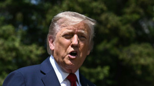 Trump dit vouloir surtaxer de 25% les produits japonais et sud-coréens