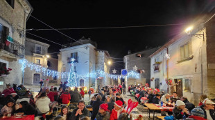 Freddo invernale, borgo abruzzese festeggia il 'Natale' d'estate