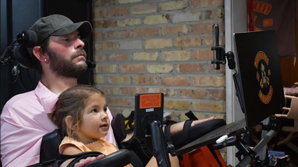 Uomo paralizzato riabbraccia le figlie dopo intervento Neuralink